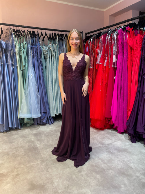 elegantes Abendkleid in A-Linie mit Beinschlitz und verziertem Oberteil in Aubergine / Dunkellila