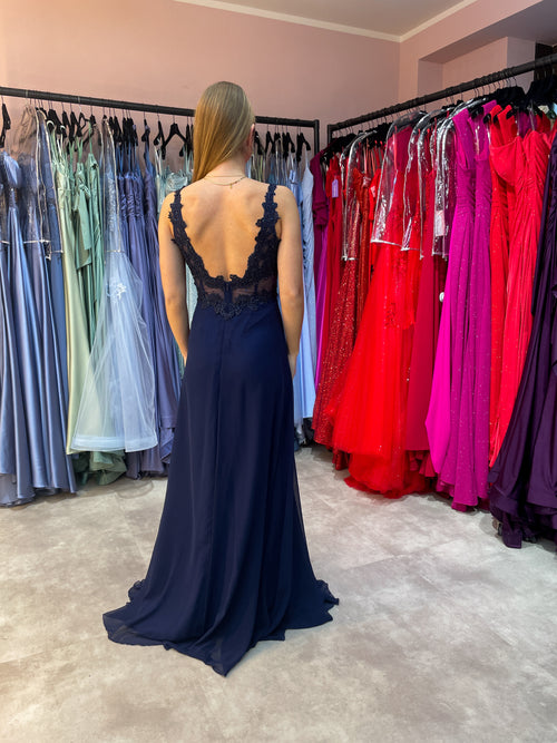 Model trägt elegantes Abendkleid in A-Linie mit Beinschlitz und verziertem Oberteil in Dunkelblau