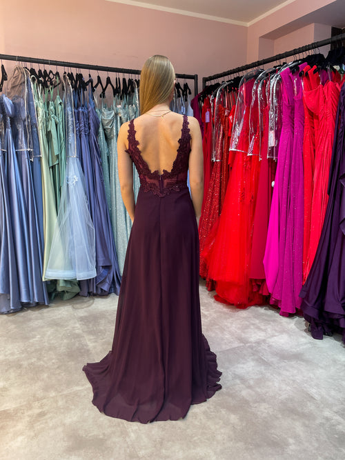 elegantes Abendkleid in A-Linie mit Beinschlitz und verziertem Oberteil in Aubergine / Dunkellila