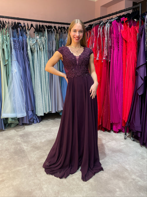 Elegantes Abendkleid mit leichtem Tshirtärmel, mit Spitze und kleinen Glitzersteinen verziertes Oberteil und einem A-Linien-Rock in Aubergine, Dunkles Lila.