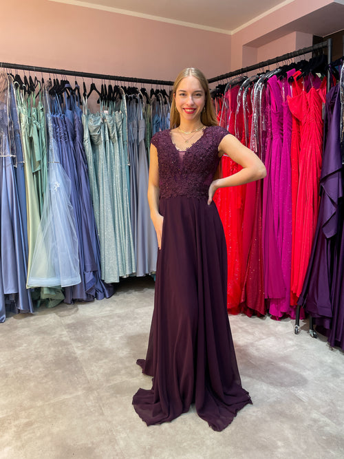 Elegantes Abendkleid mit leichtem Tshirtärmel, mit Spitze und kleinen Glitzersteinen verziertes Oberteil und einem A-Linien-Rock in Aubergine, Dunkles Lila.