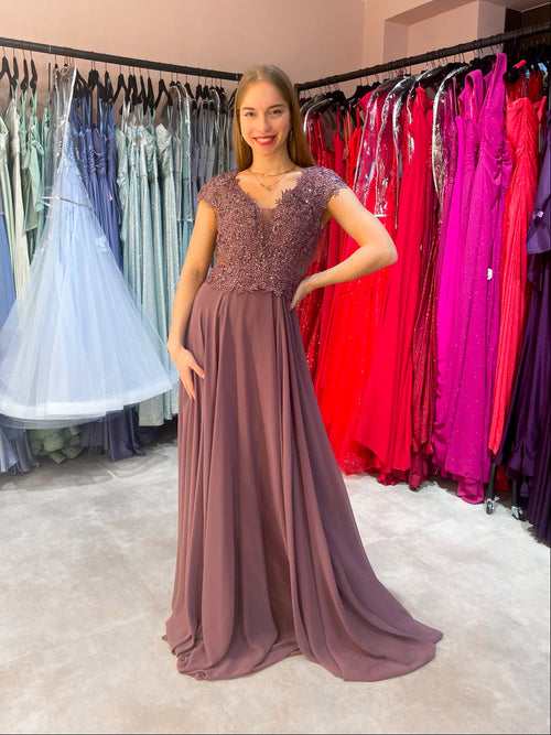 Elegantes Abendkleid für Hochzeitsgast oder Mutter der Braut mit leichtem Tshirtärmel, mit Spitze und kleinen Glitzersteinen verziertes Oberteil und einem A-Linien-Rock in einem gedämpften Mauveton.