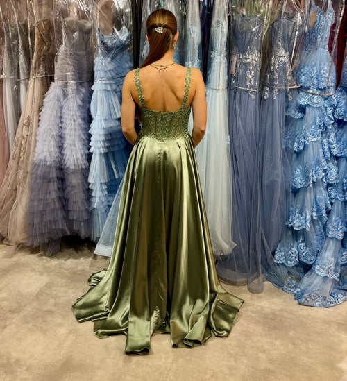 Abiballkleid in einer A-Linie aus Satin mit Spitzenoberteil und seitlichen Taschen in Salbeigrün.