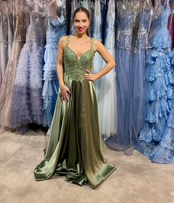 Abiballkleid in einer A-Linie aus Satin mit Spitzenoberteil und seitlichen Taschen in Salbeigrün.