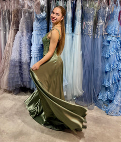 Abiballkleid in einer A-Linie aus Satin mit Spitzenoberteil und seitlichen Taschen in Salbeigrün.