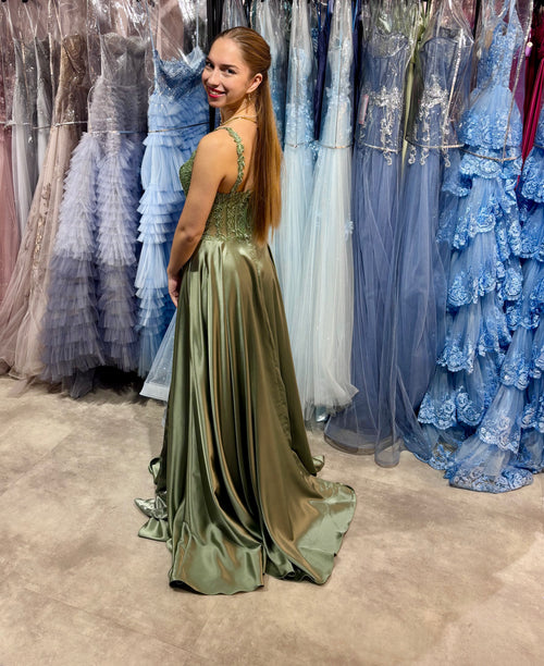 Abiballkleid in einer A-Linie aus Satin mit Spitzenoberteil und seitlichen Taschen in Salbeigrün.