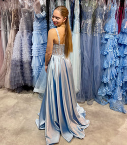 Abiballkleid in einer A-Linie aus Satin mit Spitzenoberteil und seitlichen Taschen in Babyblau.