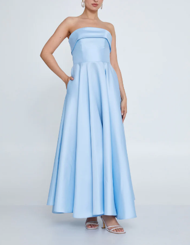 Trägerloses Petticoatkleid mit schwingendem Glockenrock aus festem, leicht glänzendem Satinstoff mit seitlichen Einschubtaschen in Babyblau.