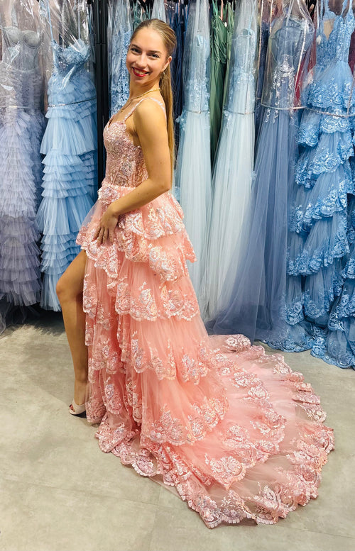 Auffälliges Abiballkleid mit Corsagenoberteil, verzierter Spitze und einem Stufenrock, auch Volantrock genant in Hellrosa.