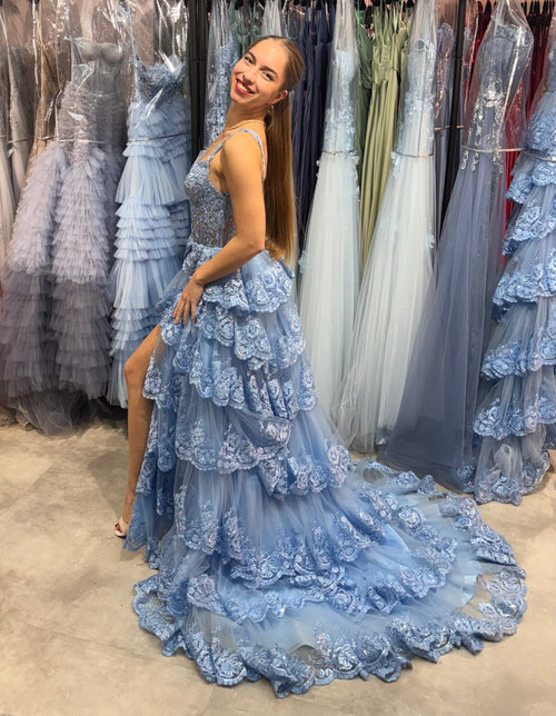 Pompöses Abiballkleid mit Corsagenoberteil, verzierter Spitze und einem Stufenrock, auch Volantrock genant in Hellblau.