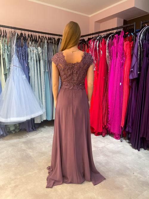 Elegantes Abendkleid für Hochzeitsgast oder Mutter der Braut mit leichtem Tshirtärmel, mit Spitze und kleinen Glitzersteinen verziertes Oberteil und einem A-Linien-Rock in einem gedämpften Mauveton.