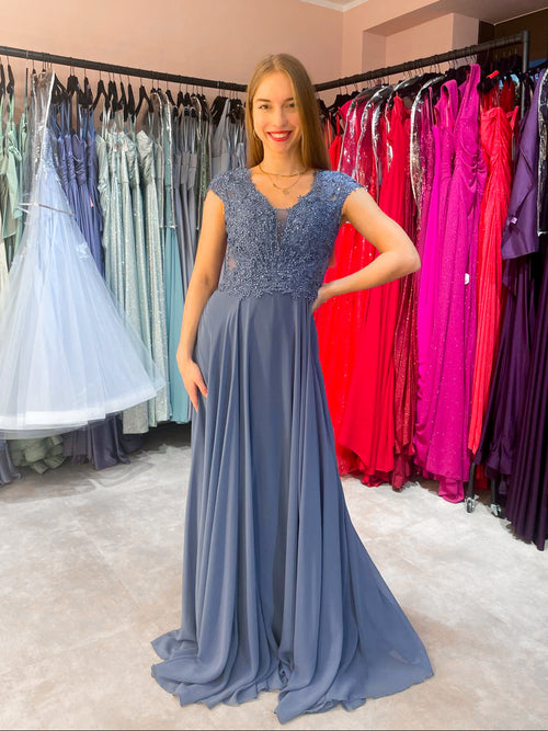 Elegantes Abendkleid für Hochzeitsgast oder Mutter der Braut mit leichtem Tshirtärmel, mit Spitze und kleinen Glitzersteinen verziertes Oberteil und einem A-Linien-Rock in einem gedämpften Jeansblau.