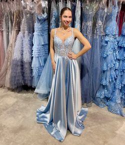 Abiballkleid in einer A-Linie aus Satin mit Spitzenoberteil und seitlichen Taschen in Babyblau.