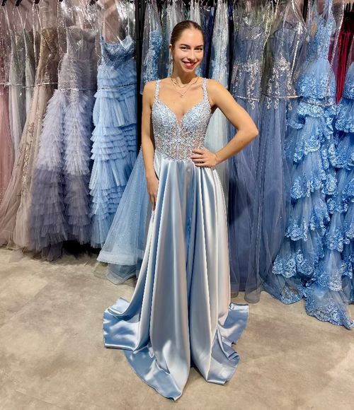 Abiballkleid in einer A-Linie aus Satin mit Spitzenoberteil und seitlichen Taschen in Babyblau.