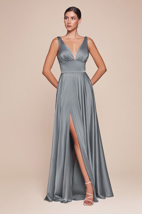 Staubblaues, schlichtes Abendkleid aus Satin mit tiefem V-Ausschnitt , einem schwingenden A-Linien-Rock und hohem Beinschlitz
