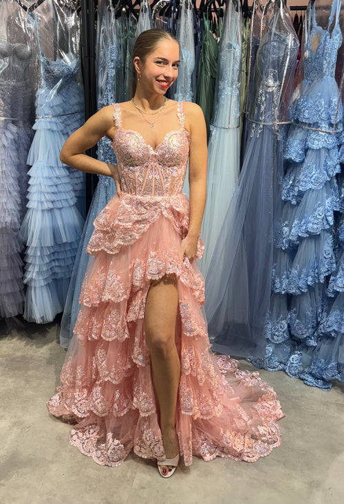 Auffälliges Abiballkleid mit Corsagenoberteil, verzierter Spitze und einem Stufenrock, auch Volantrock genant in Hellrosa.