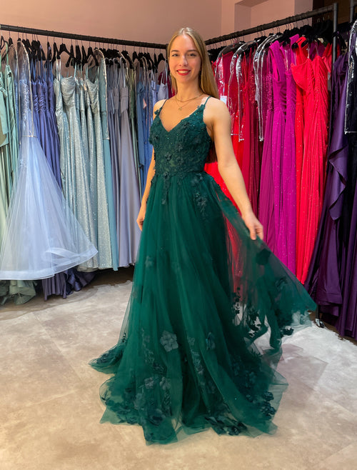 dunkelgrünes Abiballkleid aus Tüll mit vielen Blumenapplikationen.