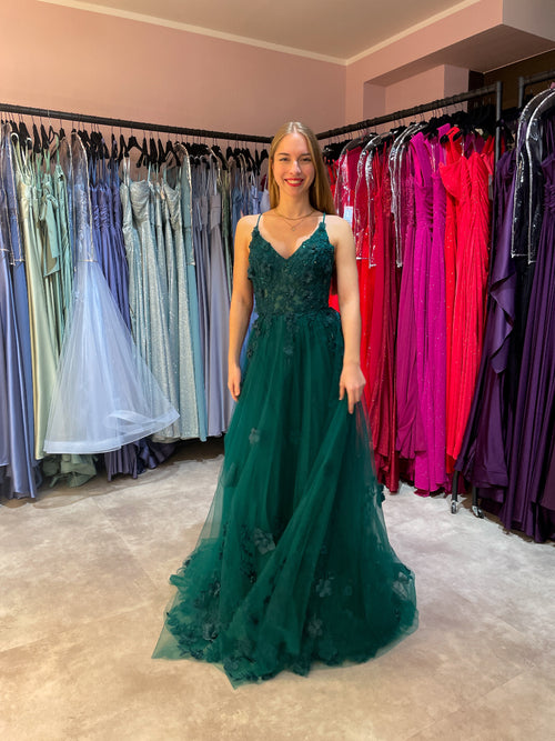 dunkelgrünes Abiballkleid aus Tüll mit vielen Blumenapplikationen.