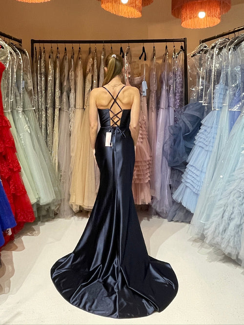 Dunkelblaues, enganliegendes Abiballkleid im Corsagenstil aus glänzendem, festen Satinstoff mit Rückenschnürung