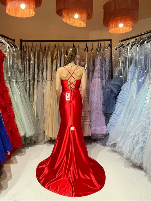 Rotes, enganliegendes Abiballkleid im Corsagenstil aus glänzendem, festen Satinstoff mit Rückenschnürung