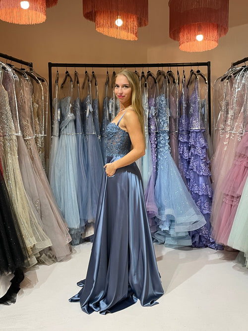 Jeansblaues Abiballkleid mit Spitzencorsage und Satinrock. Der Rock hat einen Beinschlitz und Taschen.