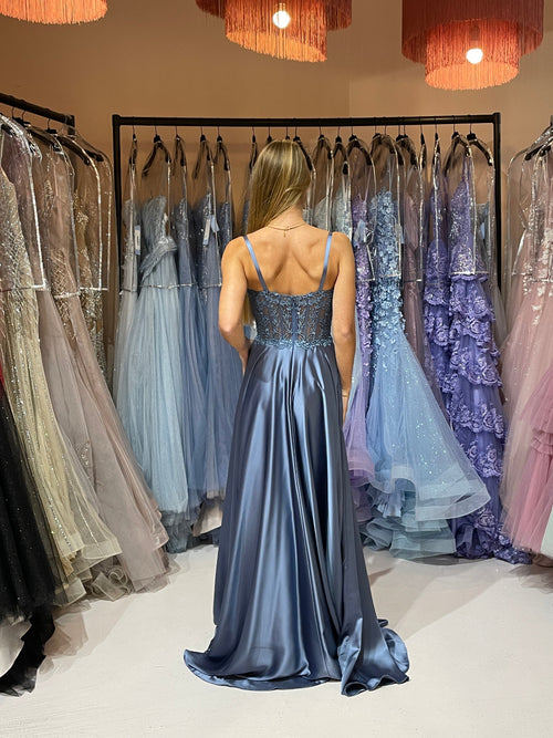 Jeansblaues Abiballkleid mit Spitzencorsage und Satinrock. Der Rock hat einen Beinschlitz und Taschen.