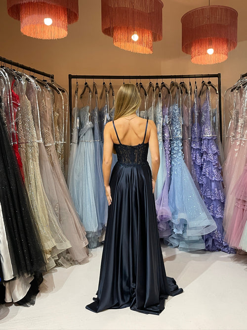 Abendkleid mit Corsagenoberteil , das mit feiner Spitze verziert ist, und Satinrock in A-Linie in Dunkelblau