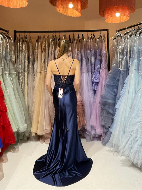 Dunkelblaues, enganliegendes Abiballkleid im Corsagenstil mit hohem Beinschlitz und Rückenschnürung