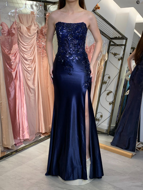 enganliegendes Abiballkleid mit Rückenschnürung, hohem Beinschlitz und verziertem, trägerlosem Corsagen-Oberteil