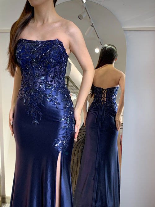 enganliegendes Abiballkleid mit Rückenschnürung, hohem Beinschlitz und verziertem, trägerlosem Corsagen-Oberteil