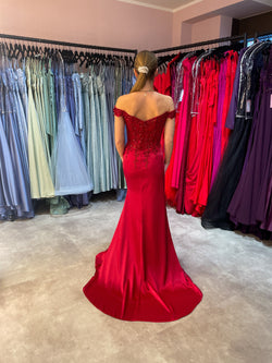 Abiballkleid in Bordeaux mit Carmenausschnitt, Corsagenoberteil und hohem Beinschlitz.