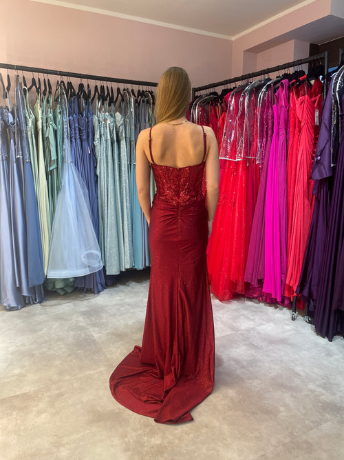 Figurbetontes Abiballkleid aus glitzerndem Stoff mit hohem Beinschlitz, verziertem Oberteil und kleiner Schleppe in leuchtendem Bordeauxrot