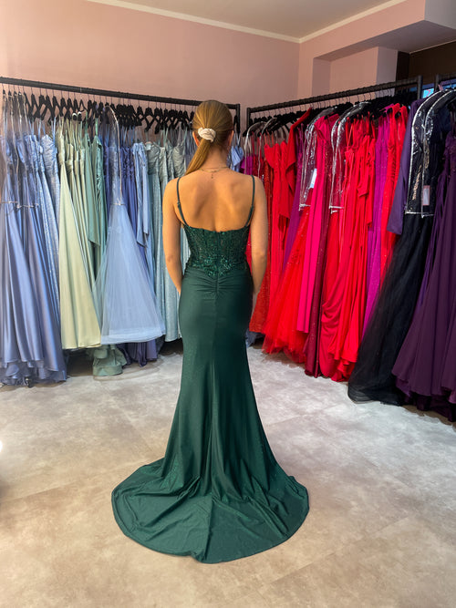 enganliegendes Abiballkleid aus glitzerndem Stoff mit hohem Beinschlitz, verziertem Oberteil und kleiner Schleppe in Dunkelgrün