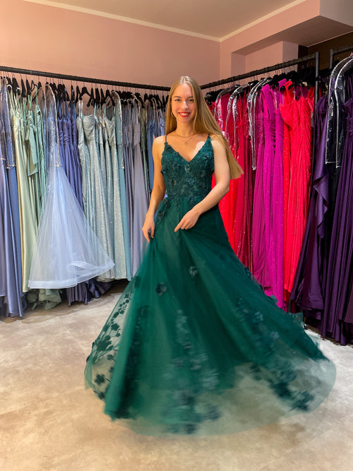 dunkelgrünes Abiballkleid aus Tüll mit vielen Blumenapplikationen.