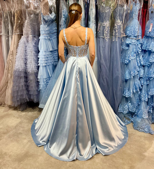 Abiballkleid in einer A-Linie aus Satin mit Spitzenoberteil und seitlichen Taschen in Babyblau.