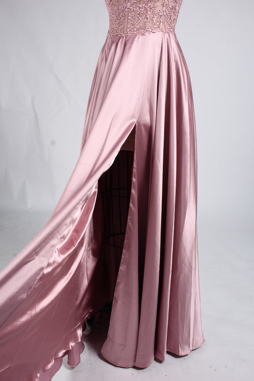 Abiballkleid aus Satin mit Spitzenoberteil, hohem Beinschlitz und seitlichen Taschen in Rosa.