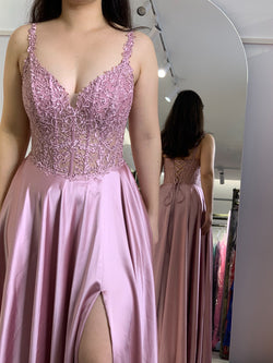 Abiballkleid aus Satin mit Spitzenoberteil, hohem Beinschlitz und seitlichen Taschen in Rosa.