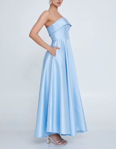 Trägerloses Petticoatkleid mit schwingendem Glockenrock aus festem, leicht glänzendem Satinstoff mit seitlichen Einschubtaschen in Babyblau.