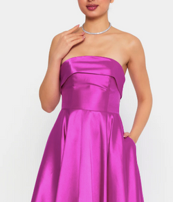 Trägerloses Petticoatkleid mit schwingendem Glockenrock aus festem, leicht glänzendem Satinstoff mit seitlichen Einschubtaschen in Fuchsia Pink.