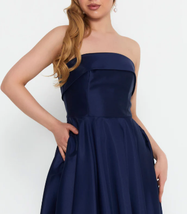 Trägerloses Cocktailkleid mit schwingendem Glockenrock aus festem, leicht glänzendem Satinstoff mit seitlichen Einschubtaschen in Dunkelblau