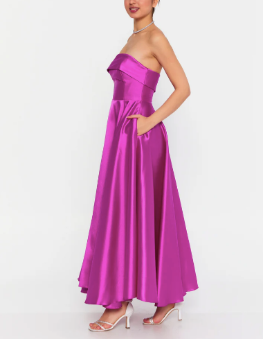 Trägerloses Petticoatkleid mit schwingendem Glockenrock aus festem, leicht glänzendem Satinstoff mit seitlichen Einschubtaschen in Fuchsia Pink.