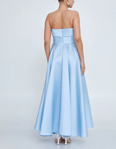 Trägerloses Petticoatkleid mit schwingendem Glockenrock aus festem, leicht glänzendem Satinstoff mit seitlichen Einschubtaschen in Babyblau.