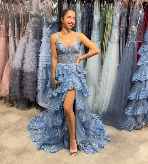 Pompöses Abiballkleid mit Corsagenoberteil, verzierter Spitze und einem Stufenrock, auch Volantrock genant in Hellblau.