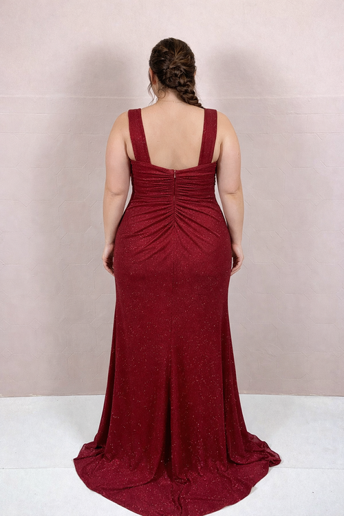 glitzerndes, figurschmeichelndes Abendkleid in Weinrot für Große Größen.