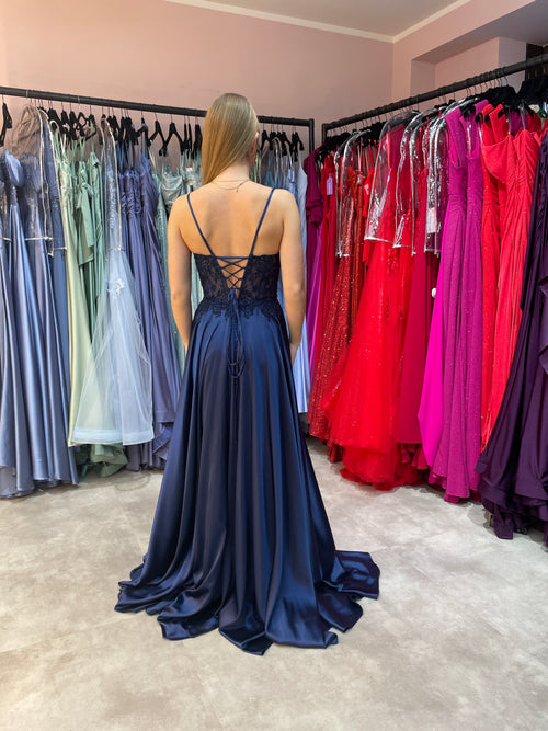 Dunkelblaues Abiballkleid aus fließendem Satinstoff mit Spitzen verziertem Corsagenoberteil und Rückenschnürung.