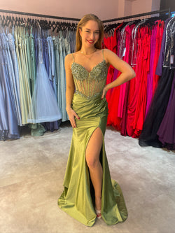 Hellgrünes enganliegendes Abiballkleid aus Satin mit glitzerndem Corsagenoberteil