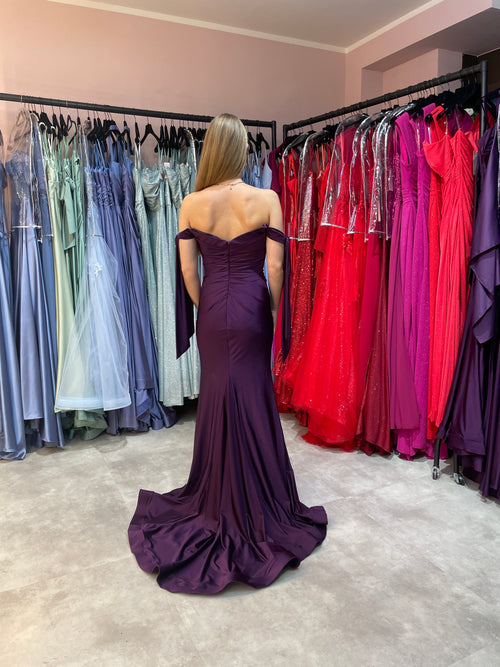 Elegantes, enganliegendes Abiballkleid in Aubergine aus Satin ähnlichem Stoff.