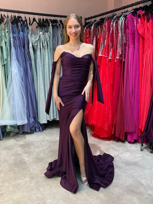 Elegantes, enganliegendes Abiballkleid in Aubergine aus Satin ähnlichem Stoff.