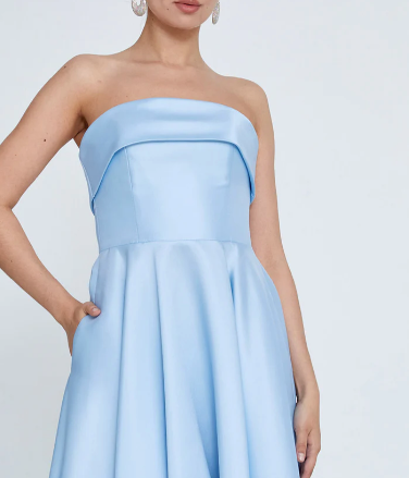 Trägerloses Petticoatkleid mit schwingendem Glockenrock aus festem, leicht glänzendem Satinstoff mit seitlichen Einschubtaschen in Babyblau.