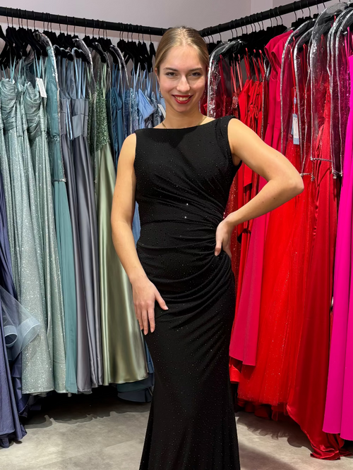 elegantes schwarzes Abendkleid, vorn hochgeschlossen.